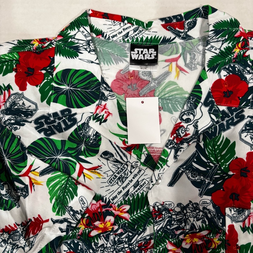 Men’s Star Wars Tropical Comic Print Short Sleeve Button Down Shirt, size Xl
